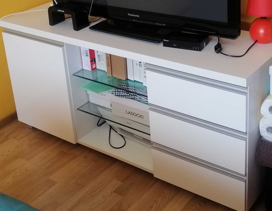 Szafka lub stolik pod telewizor