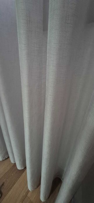 Cortinas com argolas cinza claro