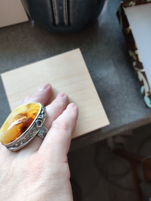 Srebrny pierścionek z bursztynem srebro pierścień artystyczny