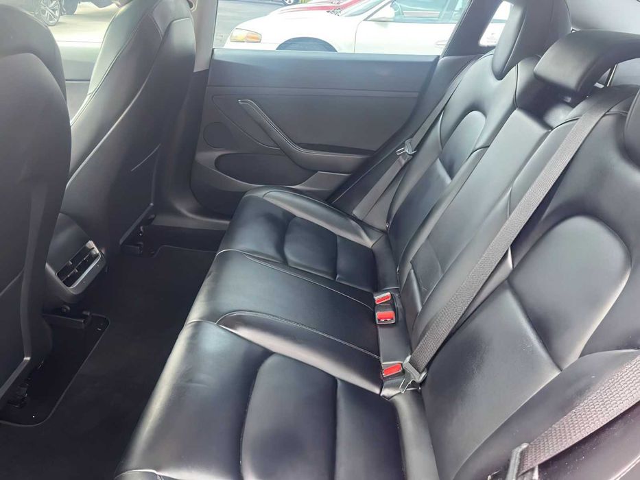 Tesla Model 3 Long Range      2022