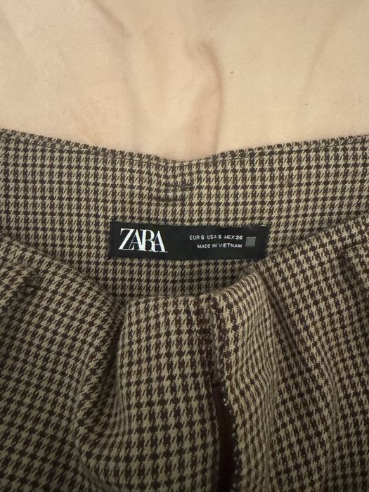Brązowe spodnie w kratę w kant z wysokim stanem Zara