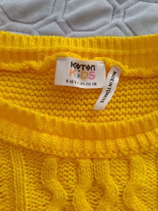 Светр на весну на дівчинку. Дуже яркий, м'ягкий на дотик.