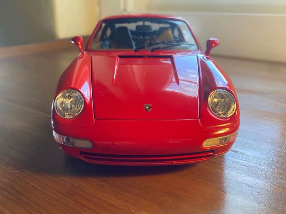 Carro miniatura do Porsche 911 Carrera vermelho - Bburago - Escala 1/18
