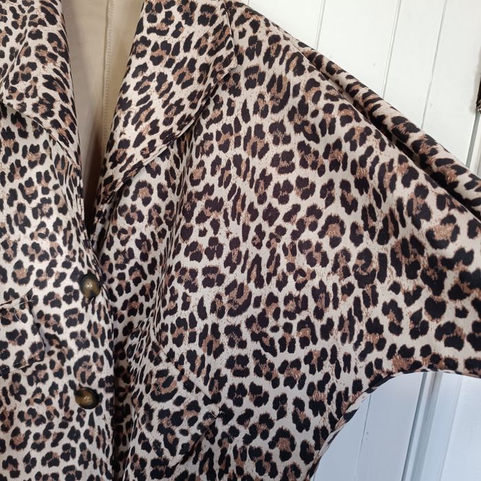 O casaco em pele de pêssego em tons de castanho,