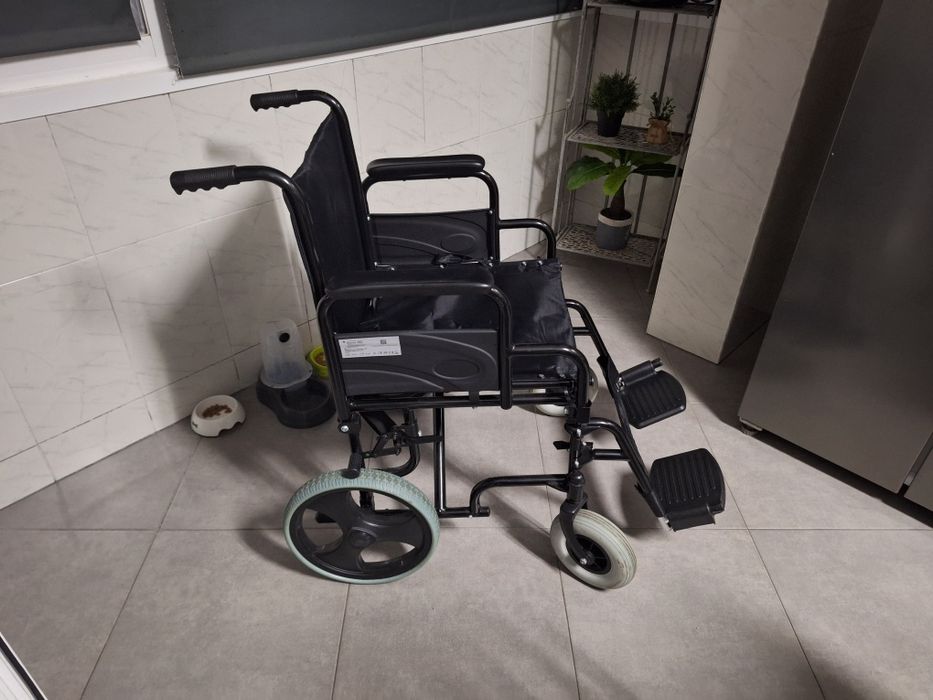 Cadeira de rodas e cinto pélvico anti-quedas  pouco usada