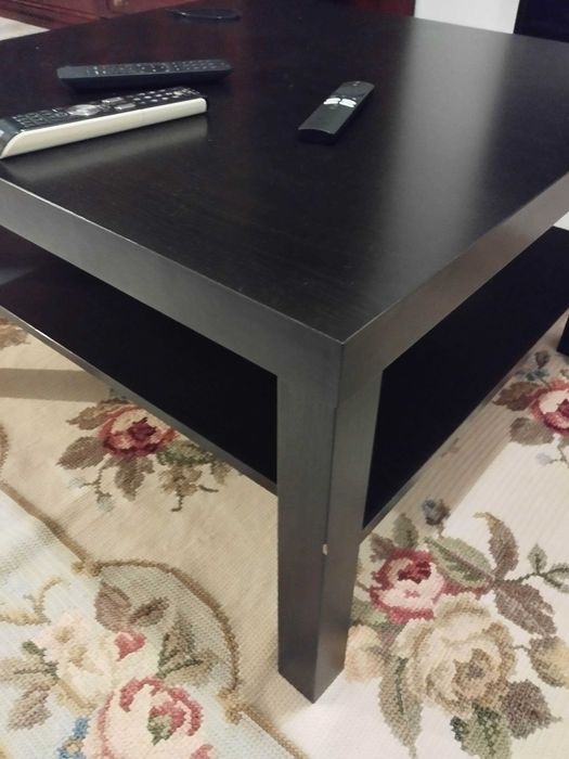 Mesa de sala de estar em bom estado