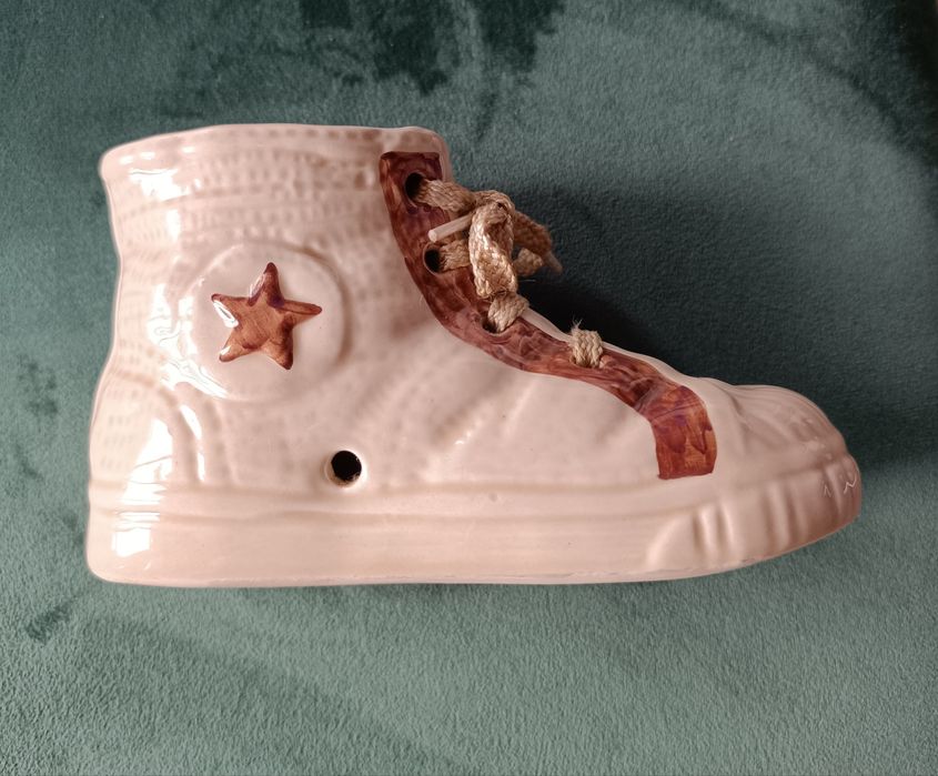 Mealheiro em faiança Portuguesa forma de sapatilha "Converse"