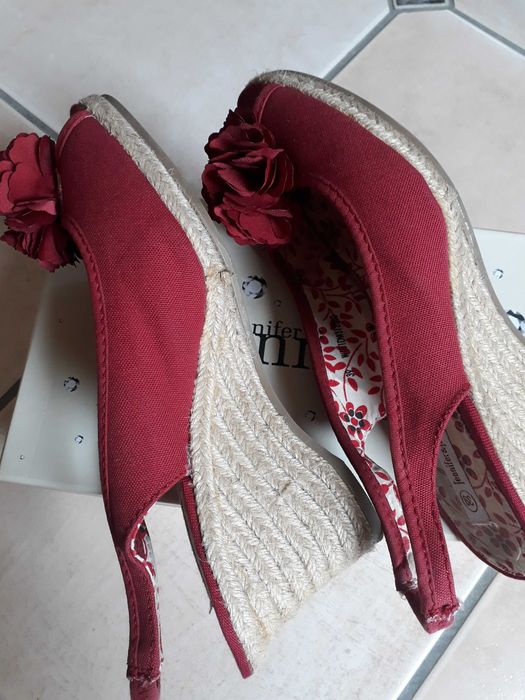 Buty na  lato czerwone rozm.39