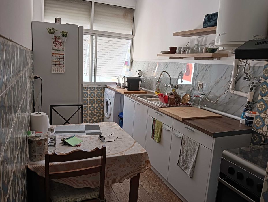Quarto gigante para 1 ou 2 pessoas com varanda Moita - Centro) - todas as despesas incluida - 2 casas de Banho e cozinha completa
