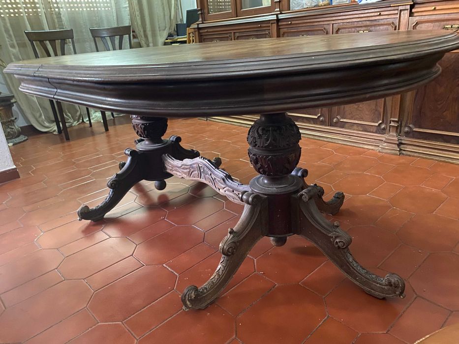 Bela mesa antiga de madeira maciça. Antiguidade. 8 lugares. 188.50cm