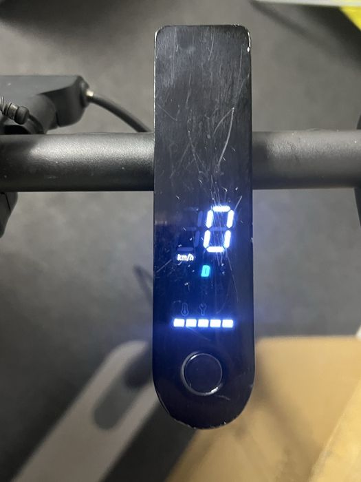 Продам Mi Electric Scooter Essential
