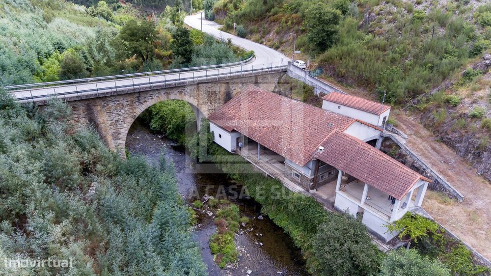 Propriedade para restauro inserida num terreno com 14 000 m2