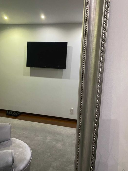 Senhorinha prateada e espelho prateado