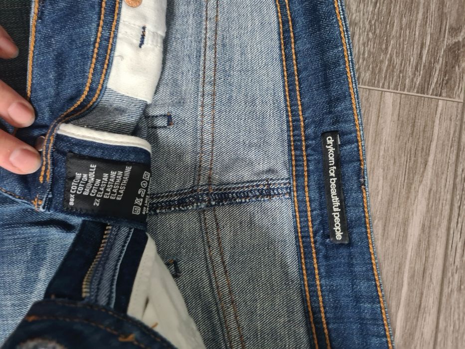 Спідниця міні для дівчини.