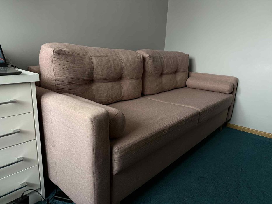 Sofa pudrowy róż z funkcją spania