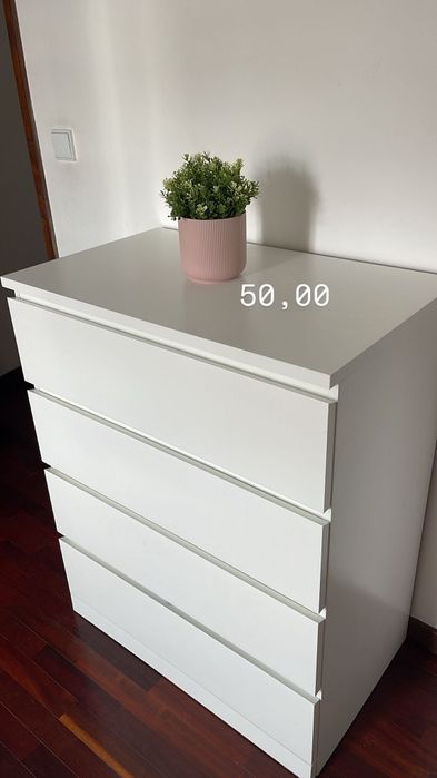 Cômoda com 4 gavetas