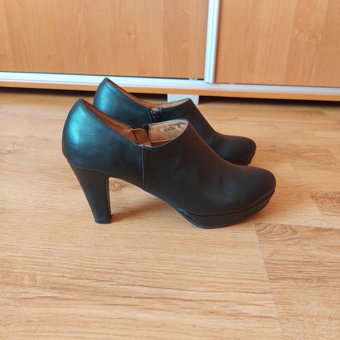 Buty kobiece na koreczku