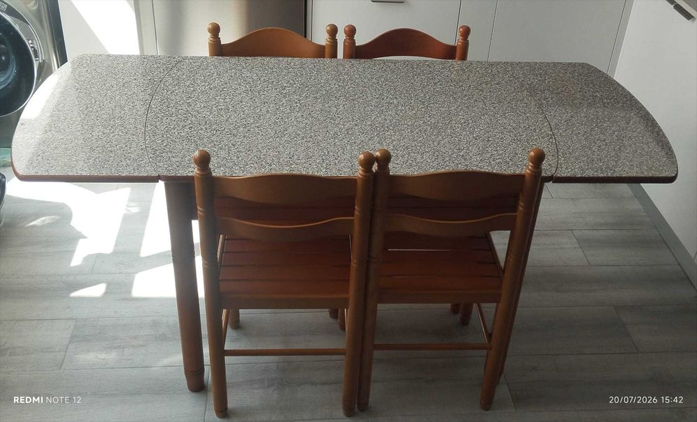 Mesa de madeira extensível com 4 cadeiras