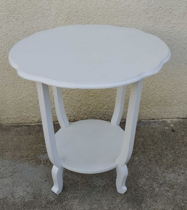 Mesa de apoio redonda branca de estilo clássico