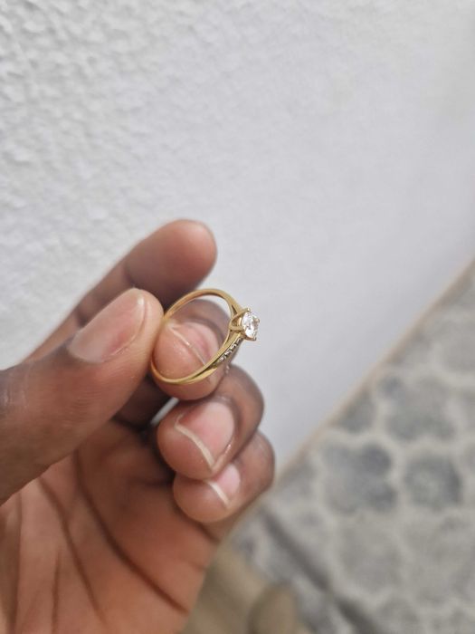 Anel de ouro amarelo 9k com pedra de zirconia