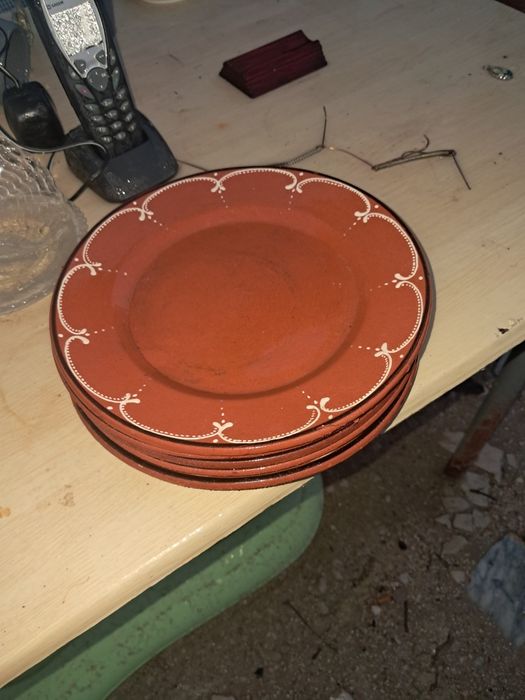Cinco pratos de barro