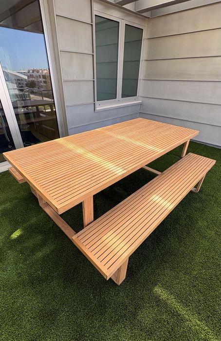 Mesa de madeira maciça de teca