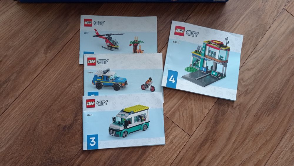 Lego city 60371 parking dla pojazdów uprzywilejowanych. Kompletne
