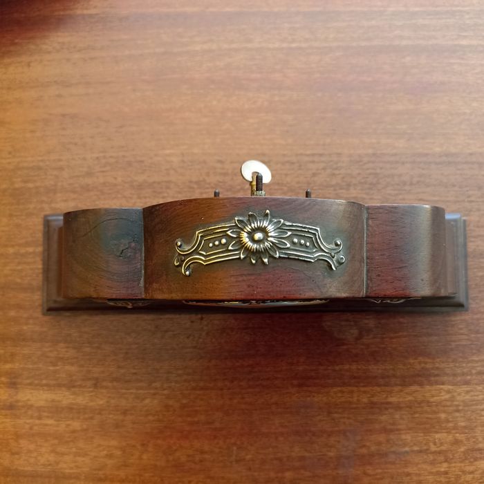 Relógio de mesa Art Deco antiga com aplicações a funcionar