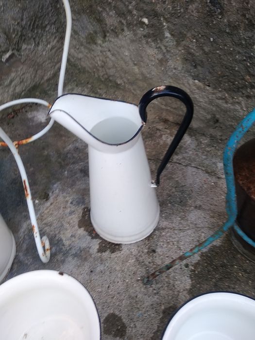 Lavatórios antigos e varias peças em esmalte