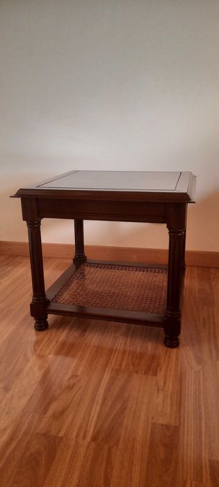 Mesa de apoio em madeira de nogueira com tampo em vidro e palhinha.