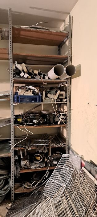 Regały metalowe  zdemontowane.