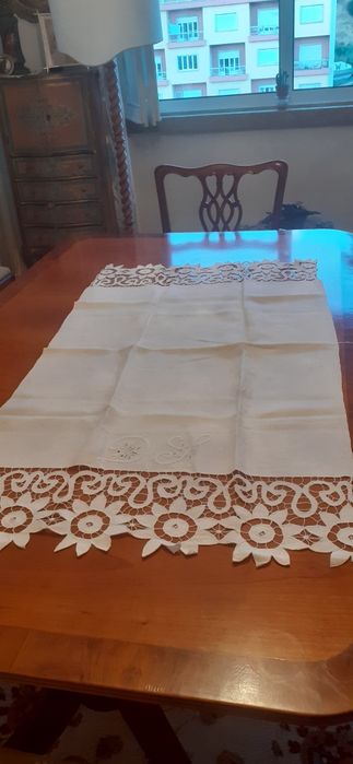 Lindíssima toalha linho caseiro Bordados Manuaus