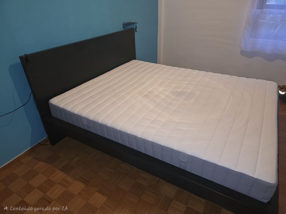 Cama praticamente nova  1 mesa de cabeceira