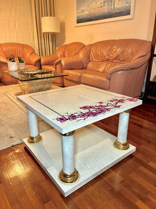 Mesa pintada à mão com florais envernizados