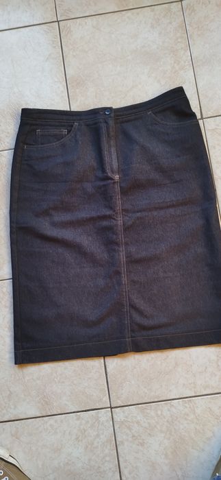 Saia direita p/ senhora.