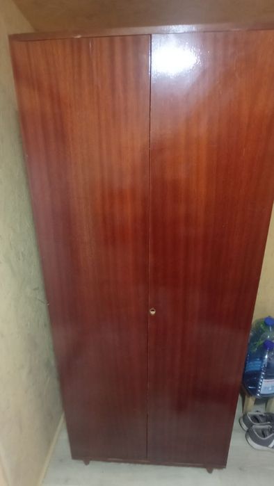 Продается шкаф двухдверный на ножках + антресоль