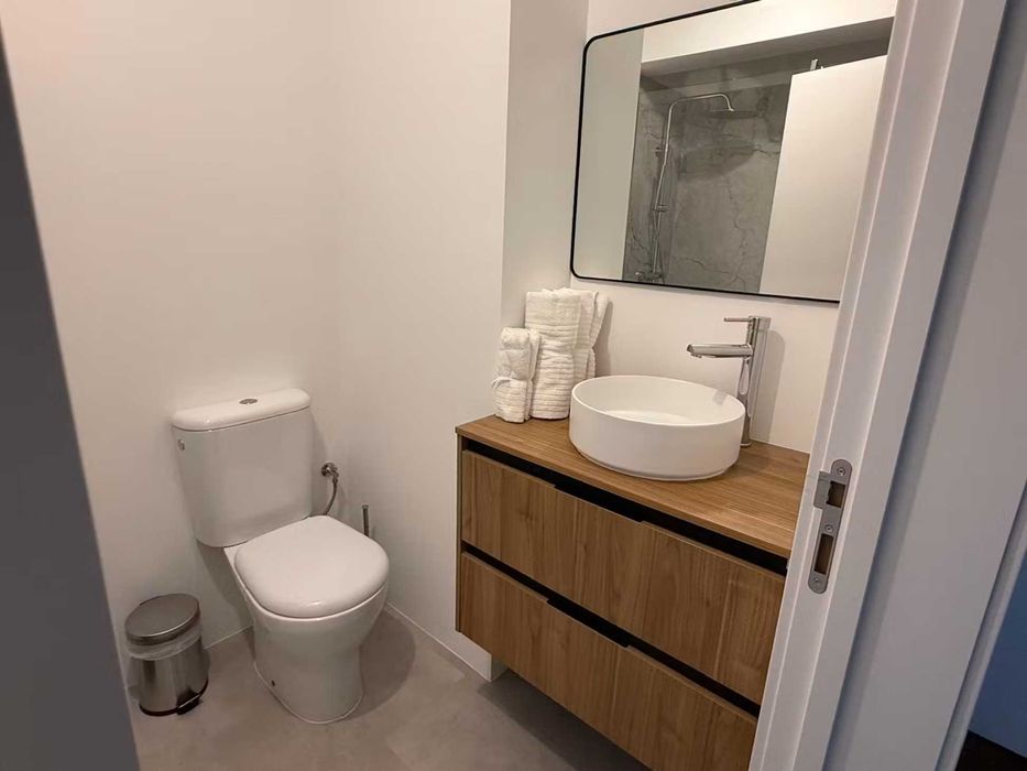 Apartamento de 2 Quartos, Luminoso e Espaçoso, em Telheiras