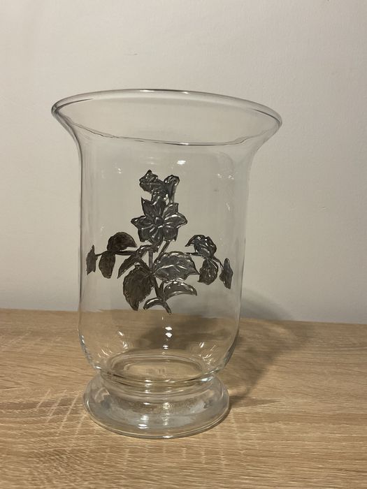 Jarra em vidro transparente com aplicações em estanho feitas à mão