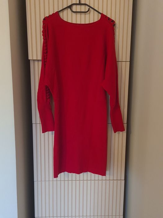 Czerwony sweter sukienka