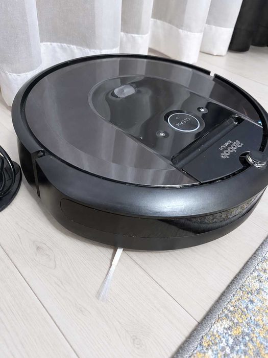 iRobot Roomba i7 – robot sprzątający + stacja ładowania + akcesoria
