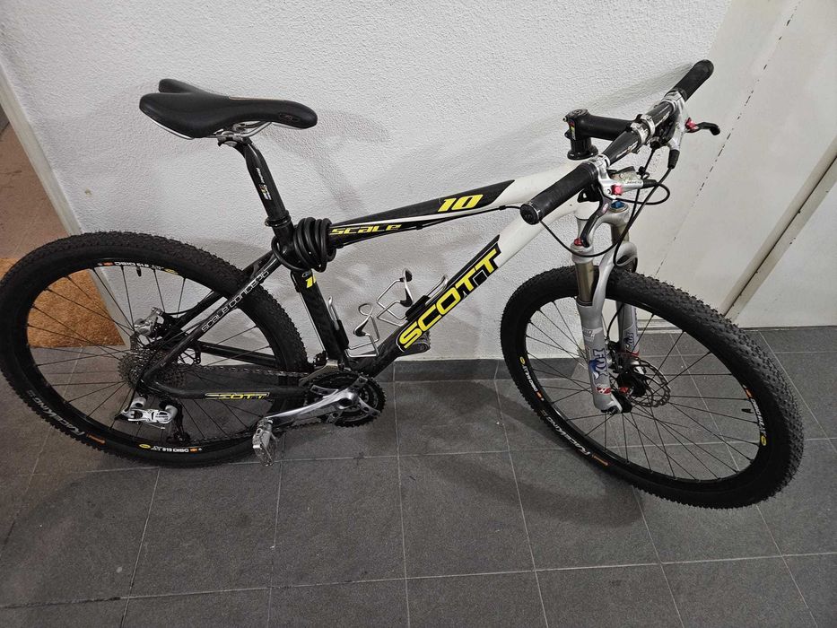 Bicicleta BTT SCOTT  carbono leve e bem equipada com componentes topo de gama