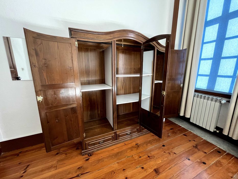 Armário / Roupeiro / Guarda-Roupa de Madeira