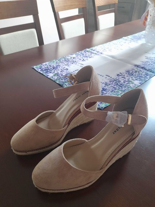 Buty na koturnie