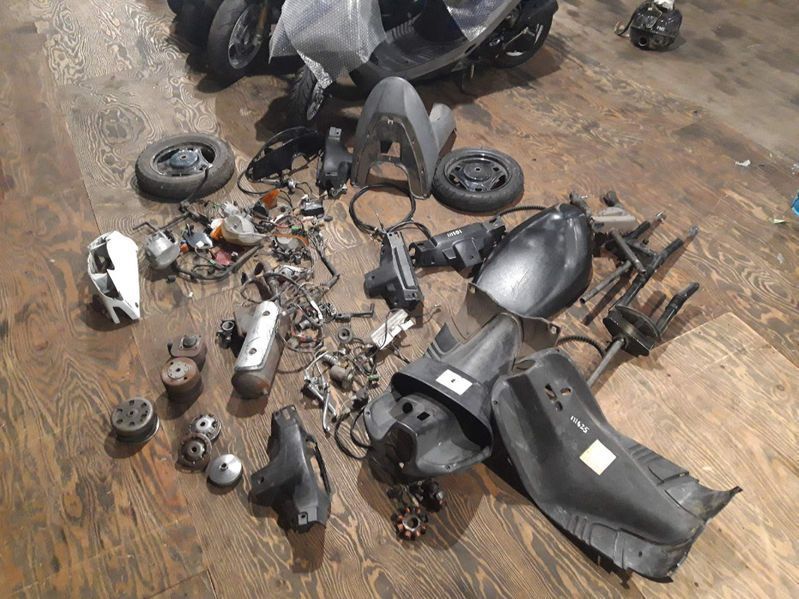 Пластик боковий на  Suzuki lets1 (2 3 4 5 pallet address v 50 4 t )
