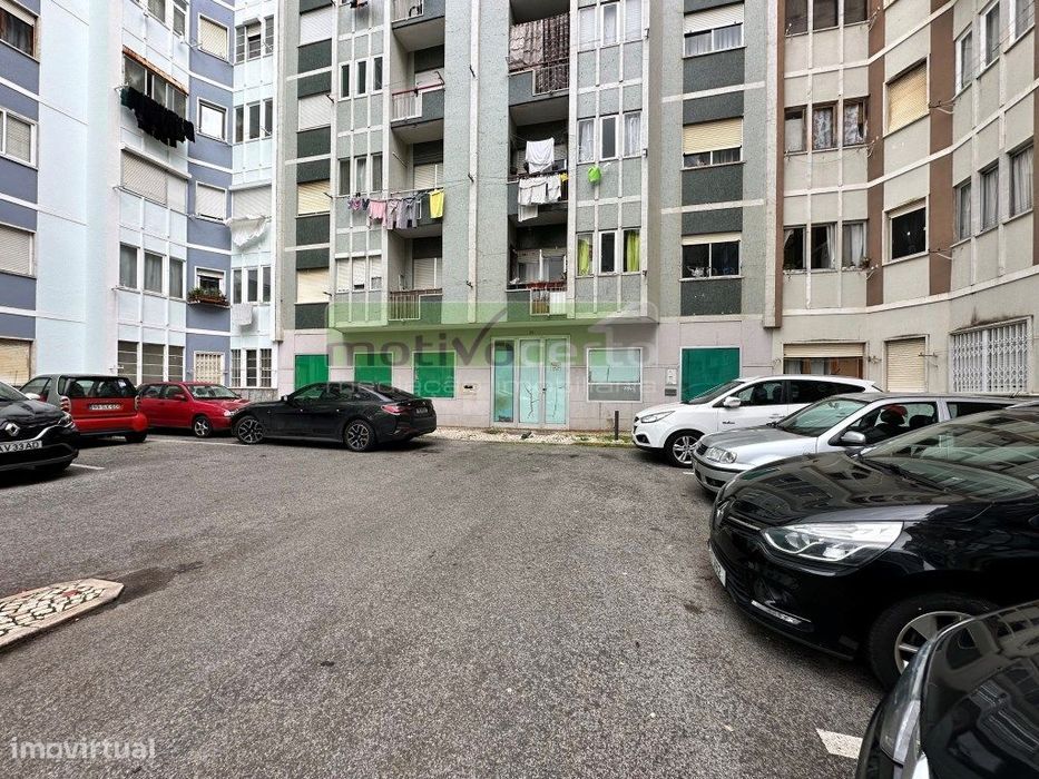 Garagem Ampla com 165 m² e Saída Direta para a Rua - Agualva-Cacém