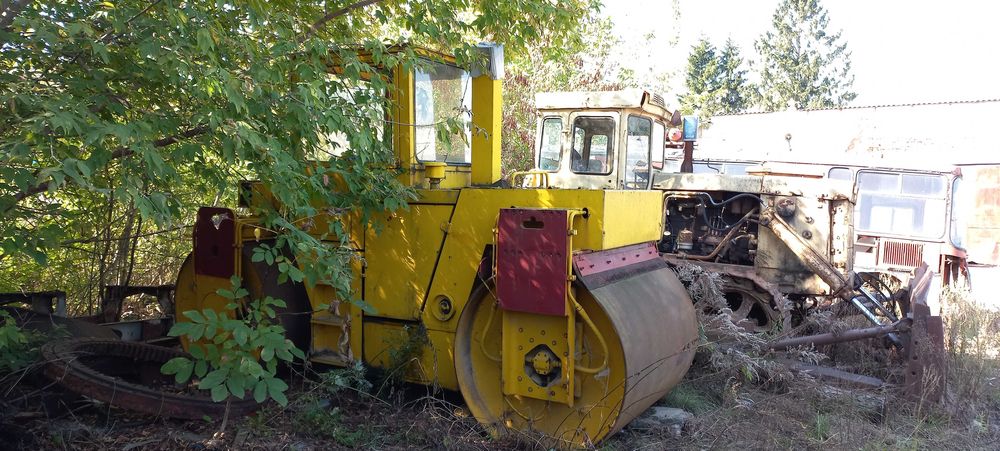 Каток дорожній вібраційний Stavostroj VSH100, Грейдер ДЗ-122Т