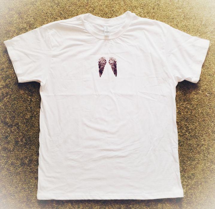 Біла футболка з крилами