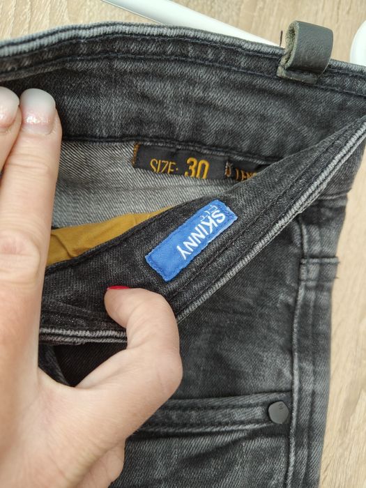 Spodnie jeansowe jeans grafit czarne marmurkowe 30 Cropp rurki
