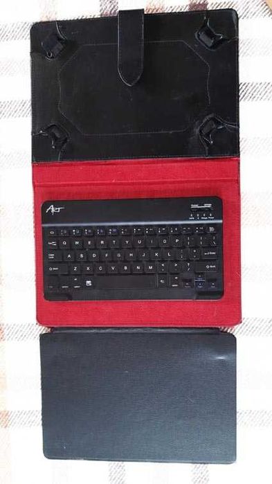 klawiatura bezprzewodowa BT i eleganckie etui na tablet.