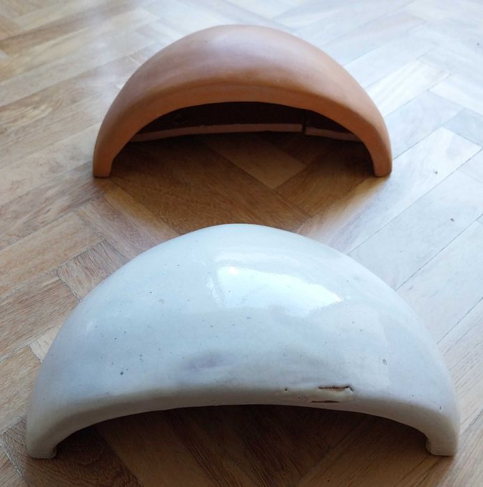 três abajours ou floreiras de parede, em barro